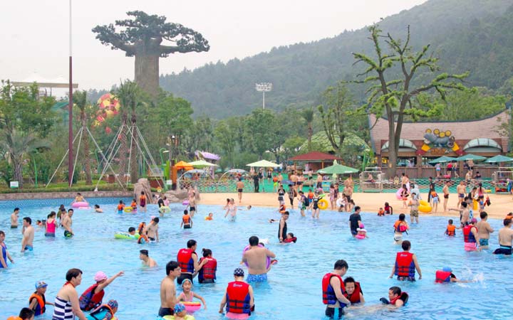 蘇州樂(lè)園森林水世界正式營(yíng)業(yè)首日接待游客近萬(wàn)人